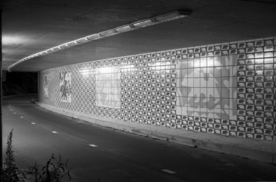 883862 Afbeelding van de tegelwand 'Berenparade' van Berkman en Janssens in de fietstunnel van de rotonde de Berekuil ...